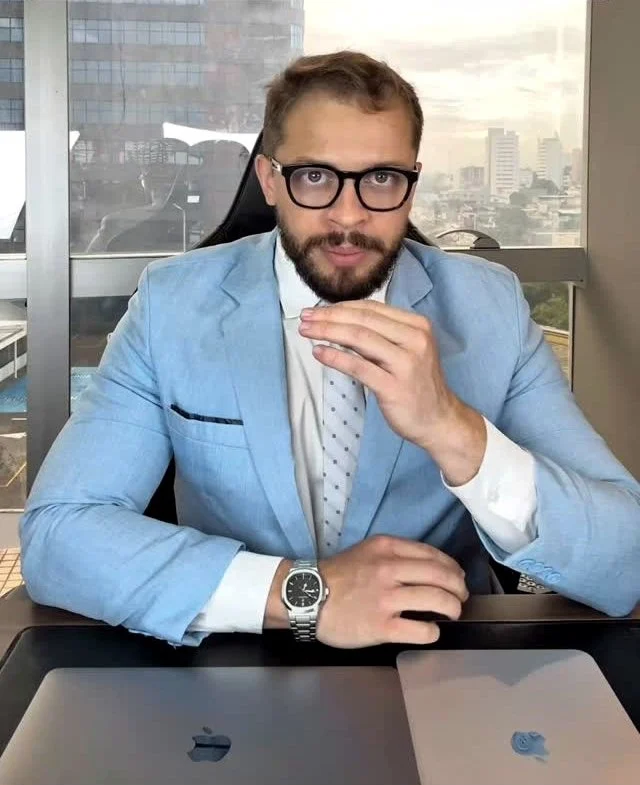 Dr. Michel Florêncio no escritório com vista para Manaus