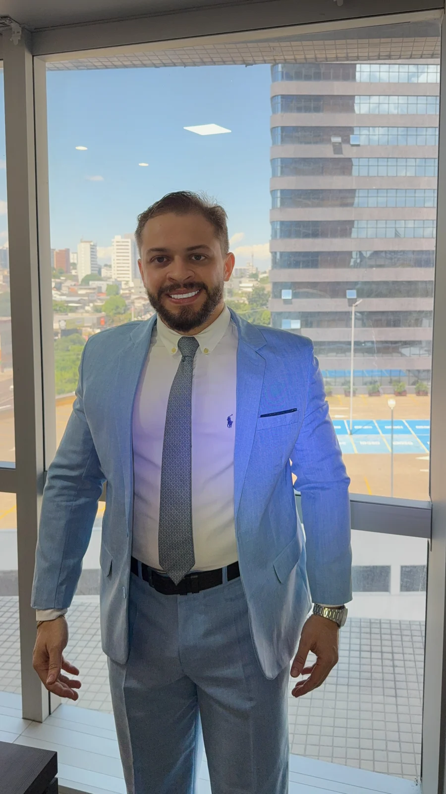 Dr. Michel Florêncio sorrindo no escritório