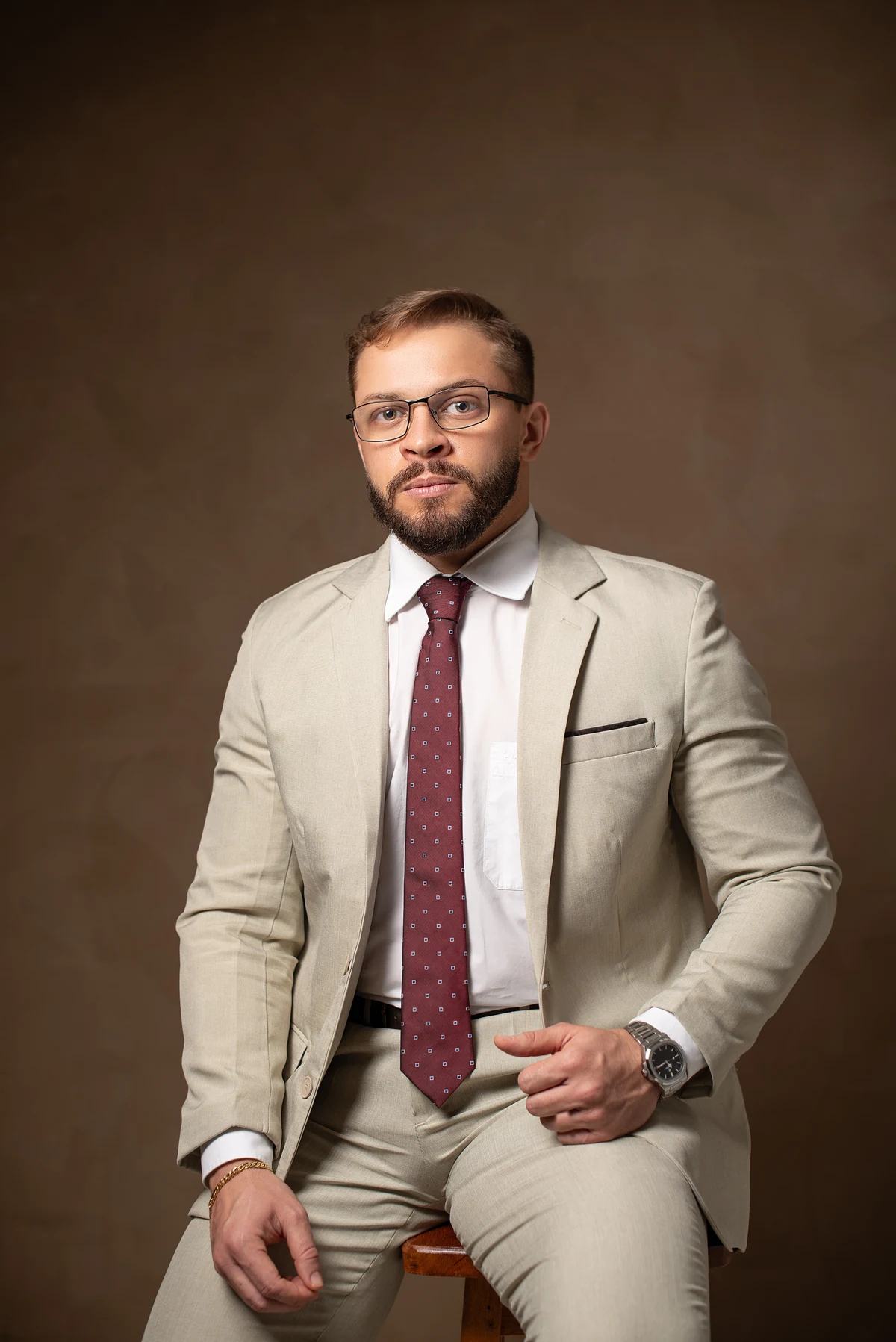 Dr. Michel Florêncio de terno claro