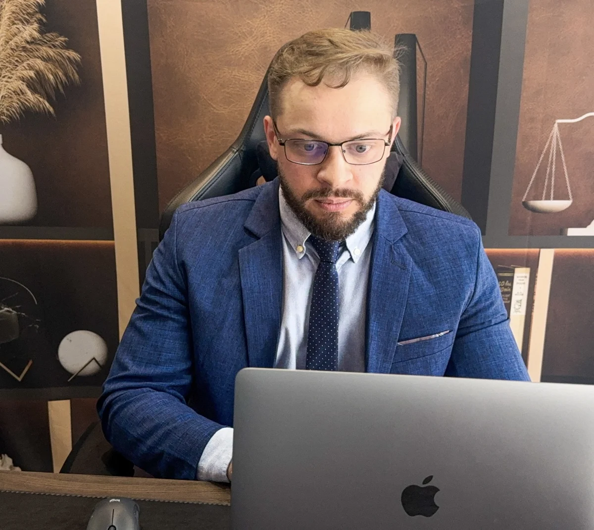 Dr. Michel Florêncio trabalhando no notebook